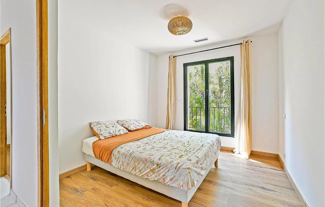 Awesome Home In Monteux With Kitchen בית נופש